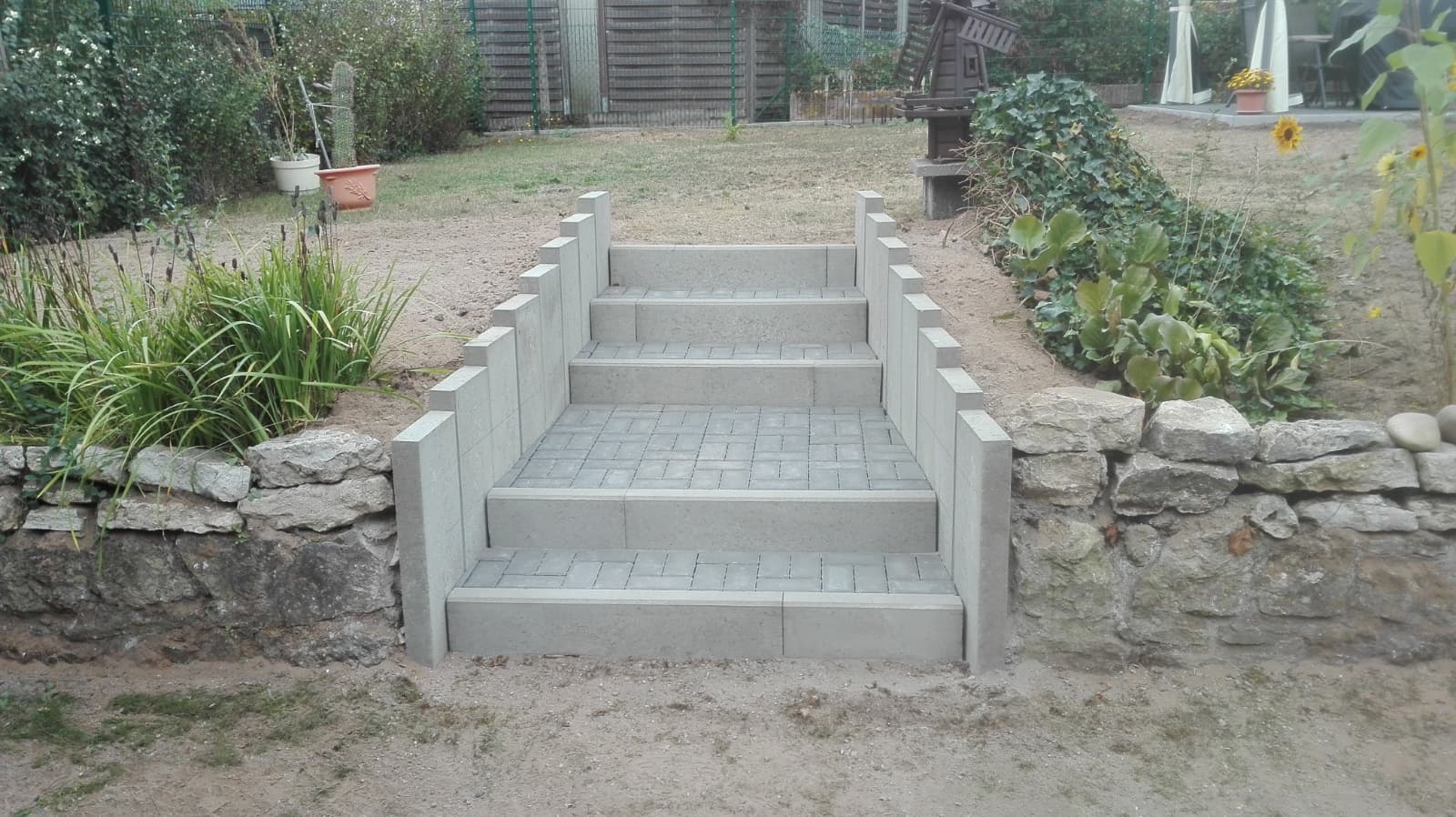 Ein neu gestaltete Treppe im Garten.